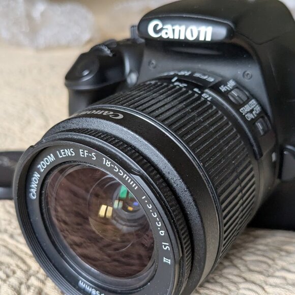 Canon Camera with 2 lenses, organizer and  tripod - Picture 1 of 11